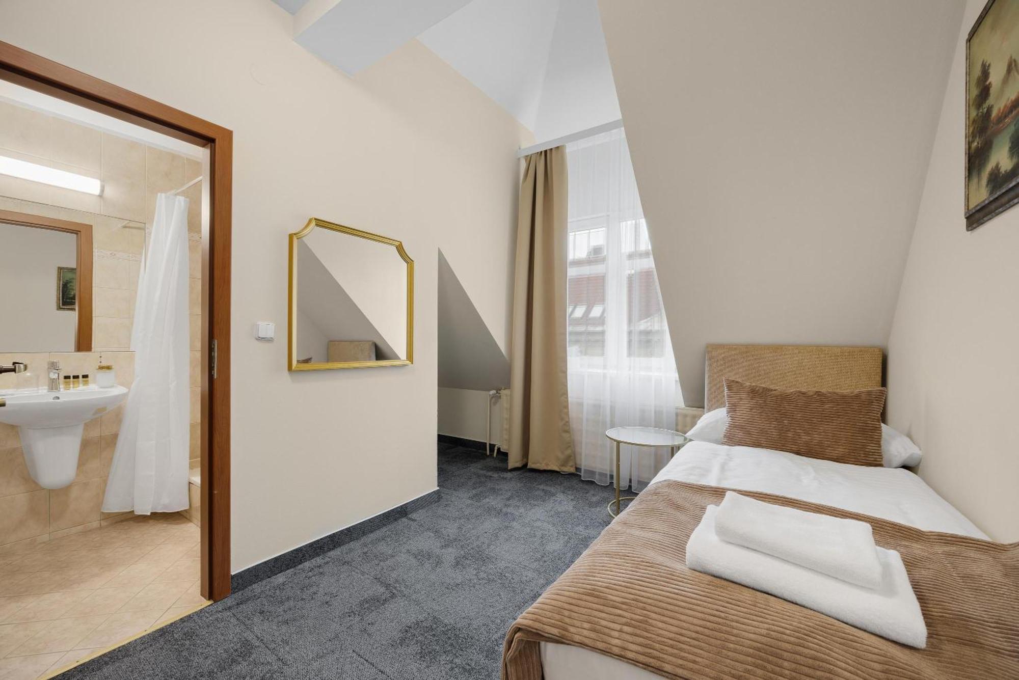 Hotel Reverie - Dependance, Check-In At Metropolitan Star Братислава Экстерьер фото