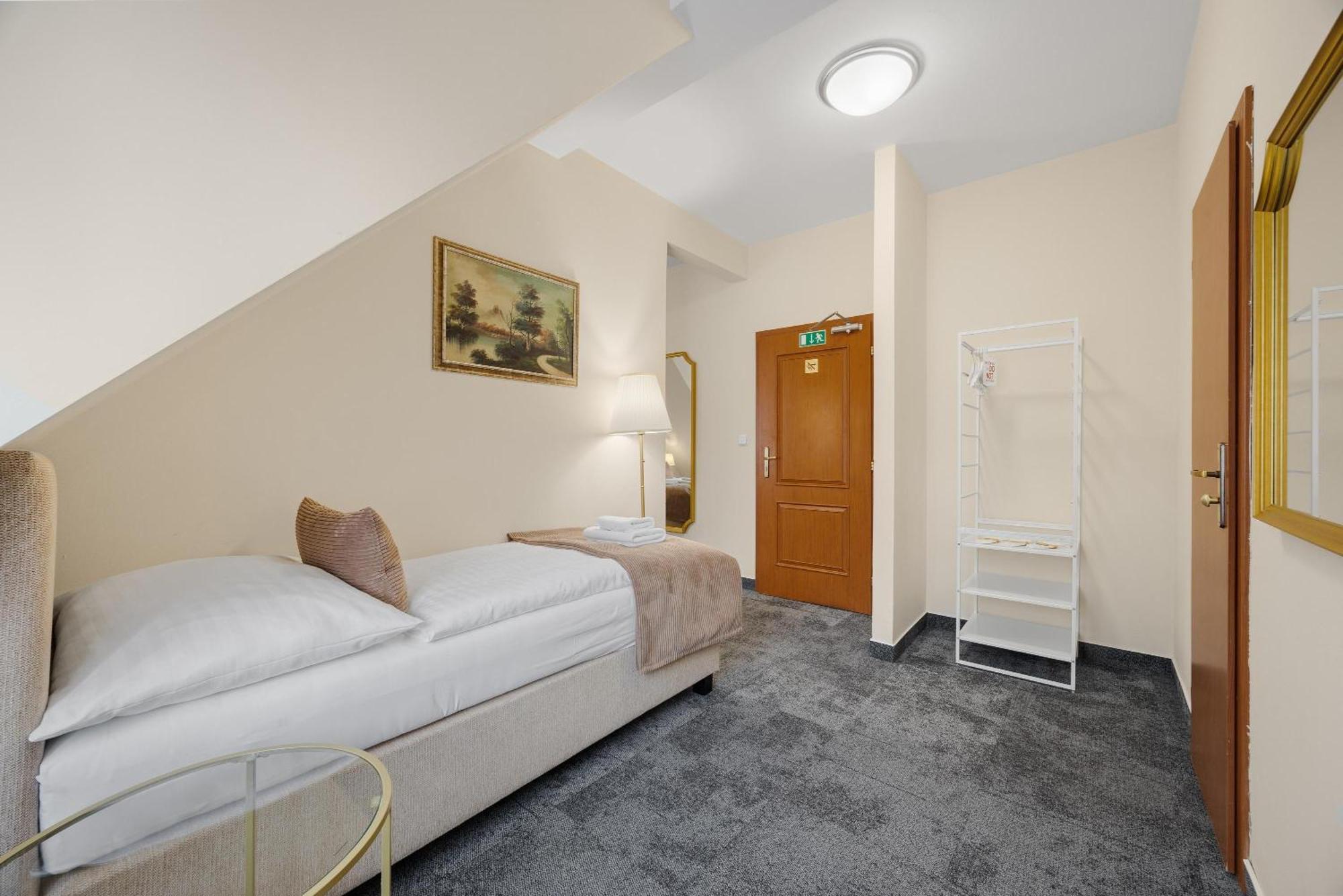 Hotel Reverie - Dependance, Check-In At Metropolitan Star Братислава Экстерьер фото