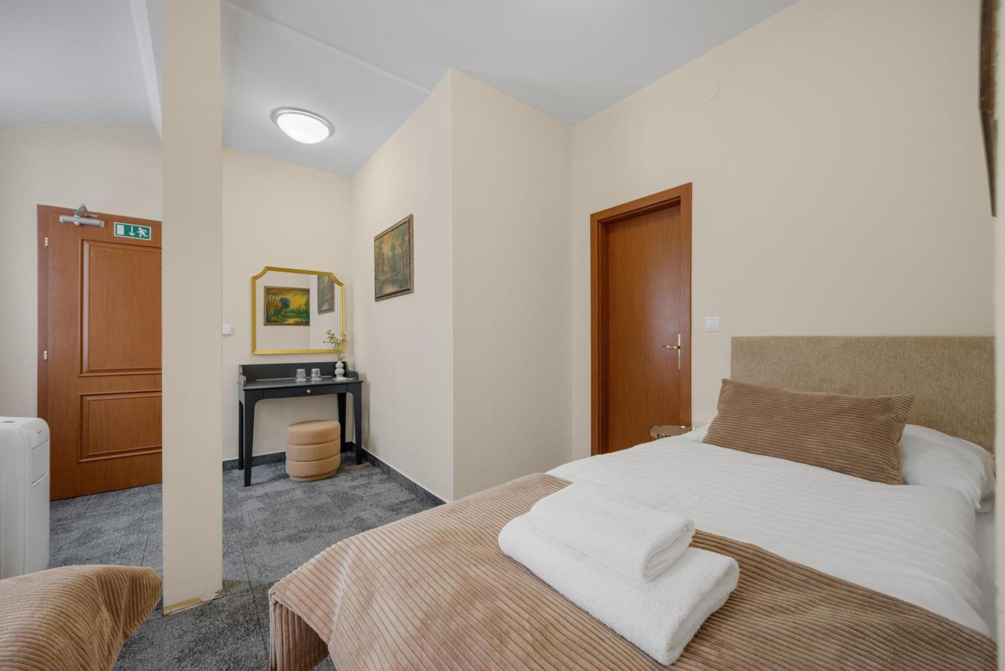 Hotel Reverie - Dependance, Check-In At Metropolitan Star Братислава Экстерьер фото