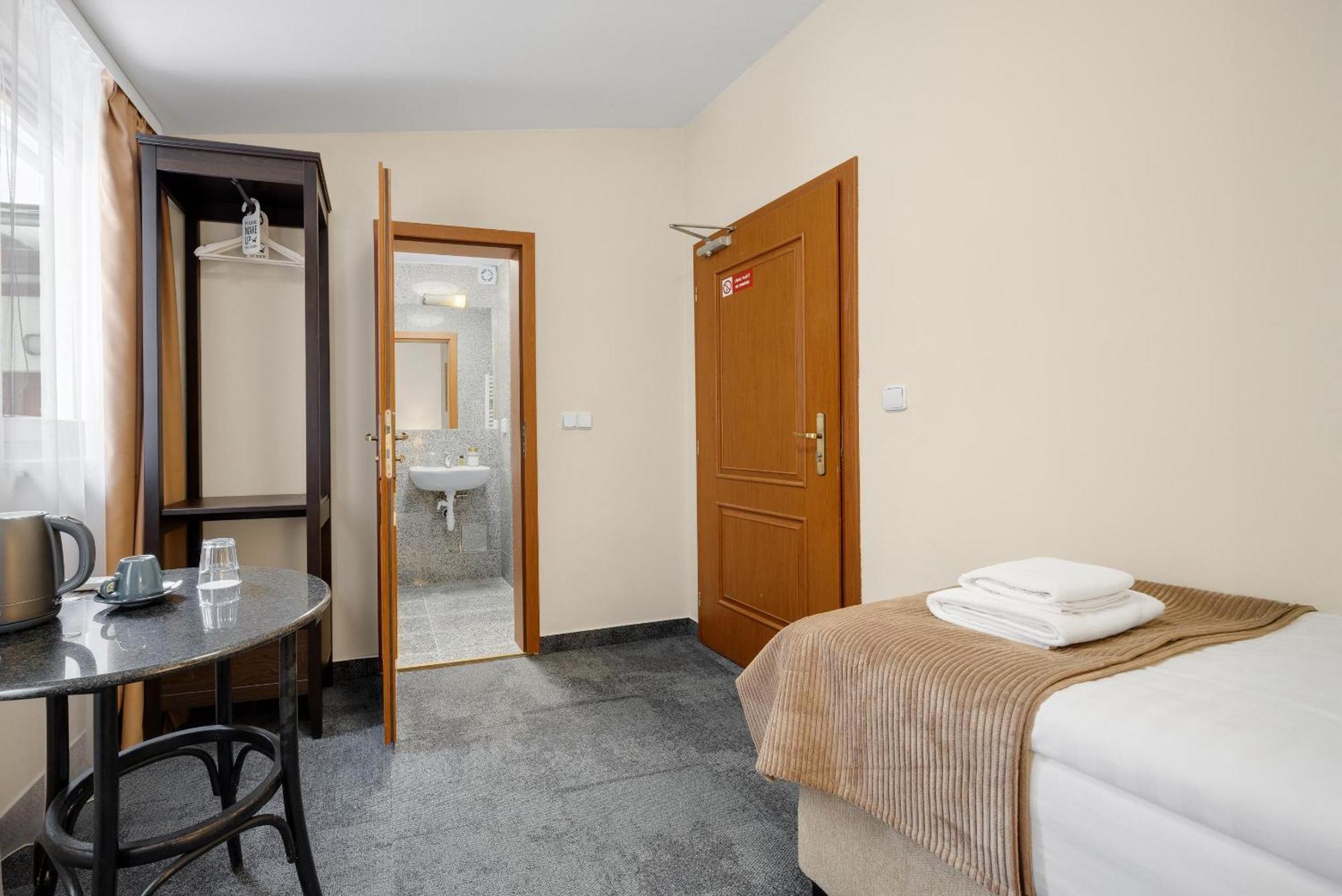 Hotel Reverie - Dependance, Check-In At Metropolitan Star Братислава Экстерьер фото